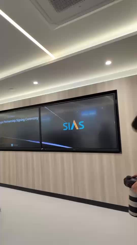 Checked in at the new moomoo store, it was packed and they had free coffee!