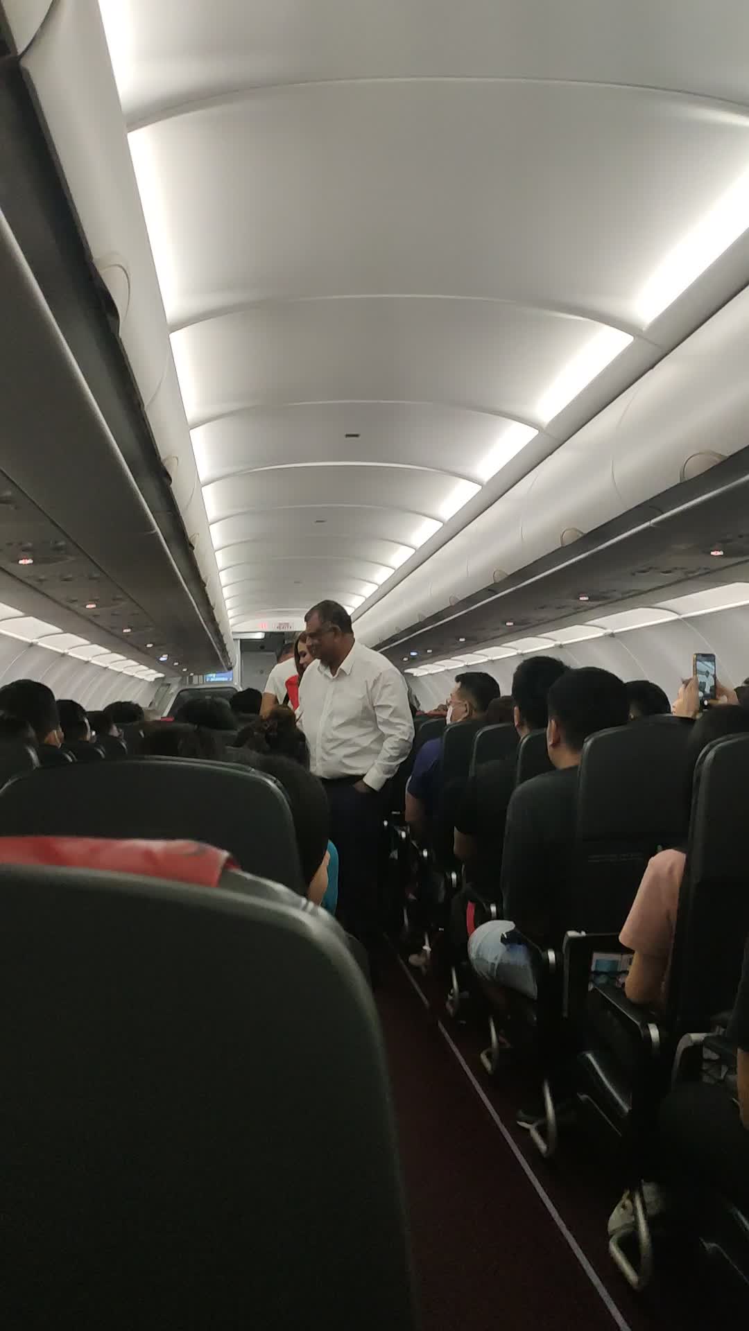 トニー・フェルナンデスが若いパイロットやスチュワーデスと一緒にクアラルンプール行きの新しいエアバス A321 に乗っているのを目撃された。