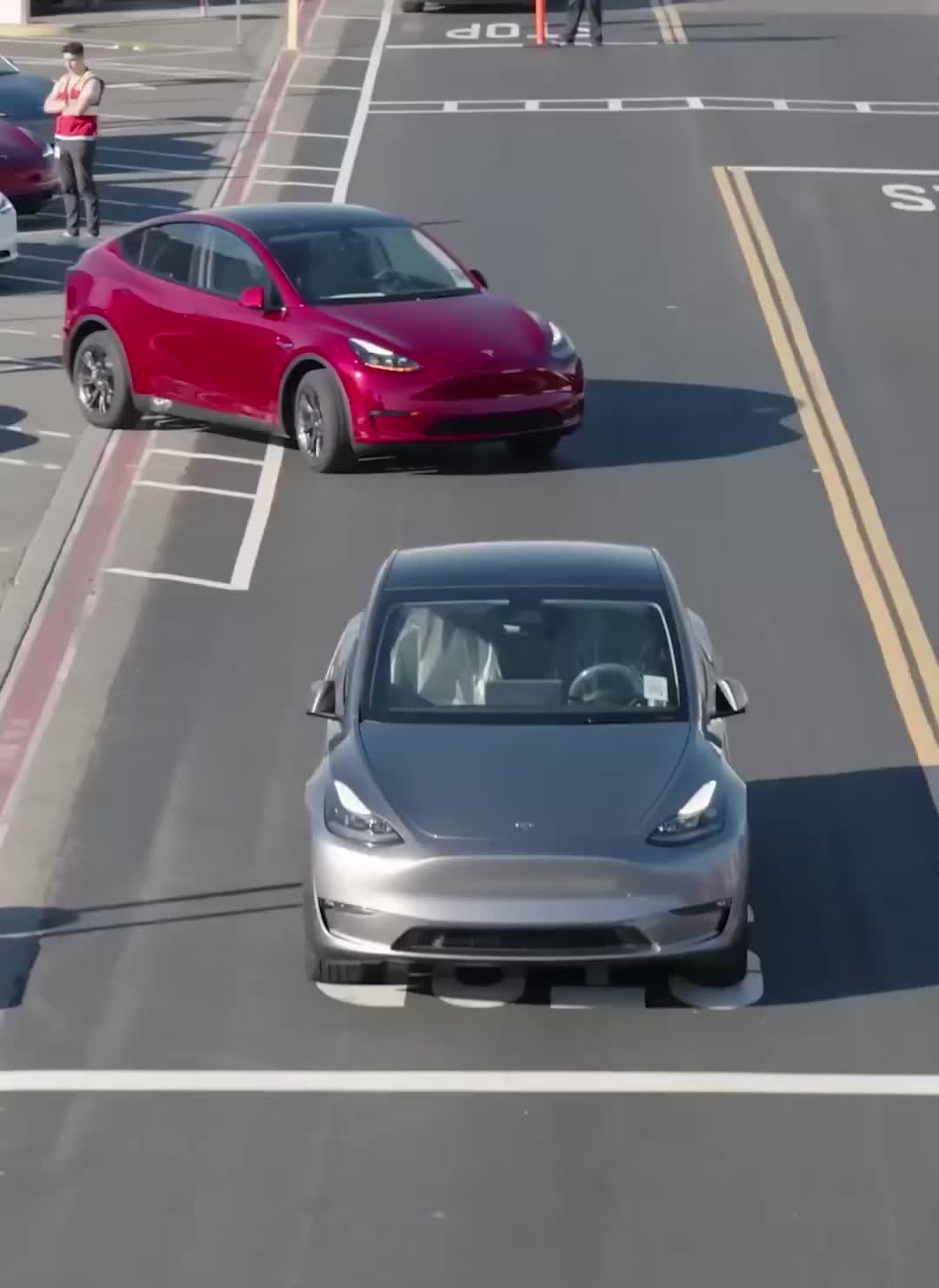 TESLA无人驾驶将车从工厂送到客户家中